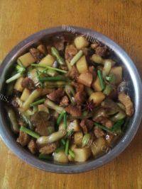 美味的豆角土豆烧肉做法图解11)