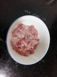 家常菜蒜苗炒肉做法图解2)