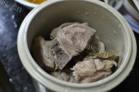 美味的虫草花炖骨汤做法图解3)