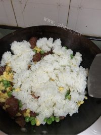 老干妈腊肠炒饭做法图解8)
