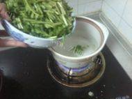 家常菜凉拌茼蒿做法图解2)