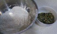 自制芹菜猪肉包做法图解1)