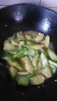 美味的丝瓜豆腐汤做法图解2)