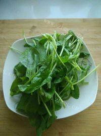 美味鸡肉丝拌菠菜做法图解1)