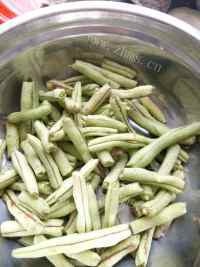 色香味俱全的干煸豆角做法图解1)
