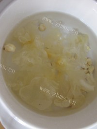 自制银耳莲子羹做法图解4)