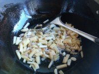 美味的土豆豆角焖面做法图解5)