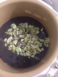 自制皮蛋黑米粥做法图解7)