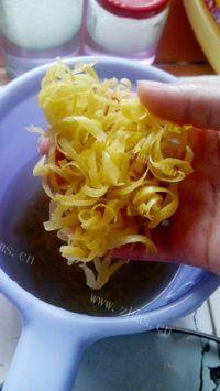 口感极佳的枸杞蜂蜜柚子茶做法图解4)