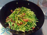 「健康美食」蒜苔炒腊肉做法图解6)