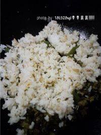 酸菜鸡蛋炒饭做法图解8)