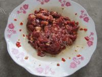 质嫩爽口的芹菜炒牛肉做法图解2)