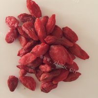 滋补的红糖枸杞猪骨汤做法图解2)