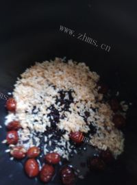美味的红枣黑米粥做法图解3)
