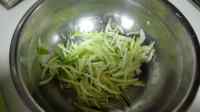 美味的西葫芦鸡蛋灌饼做法图解3)