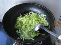 家常菜香肠炒芹菜做法图解5)