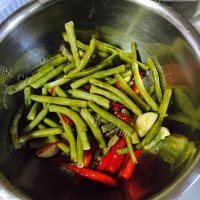 家常菜肉末酸豆角做法图解2)