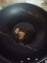 色泽鲜亮的鸡肉炖粉条做法图解5)