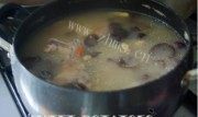 美味的枸杞脊骨淮山药木耳汤做法图解2)