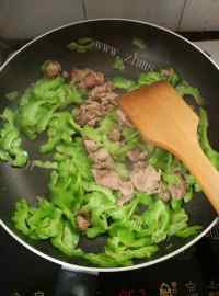 家常菜苦瓜炒牛肉做法图解10)