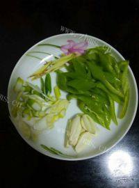 家常菜腊肠炒芹菜做法图解3)