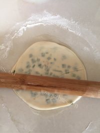 美味的自制简易葱油饼做法图解3)