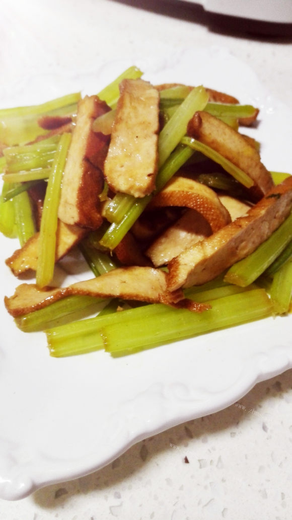 色香味俱全的芹菜炒香干
