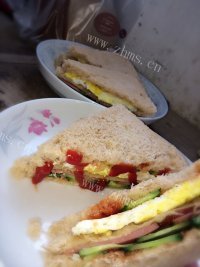 简单的鸡蛋火腿三明治
