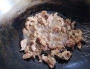 美味的茭白炒肉做法图解4)