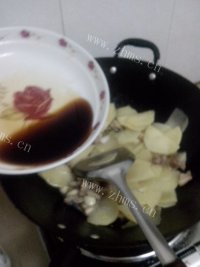 家常菜五花肉炒土豆做法图解5)