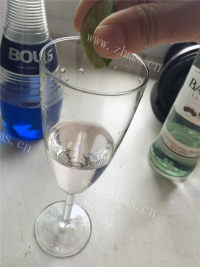 好喝的海之蓝鸡尾酒做法图解5)