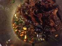 色香味浓的凉拌木耳做法图解5)