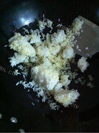 美味的酱油炒饭做法图解1)
