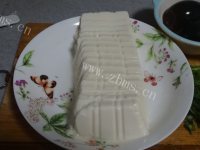 色泽鲜亮的皮蛋豆腐做法图解5)