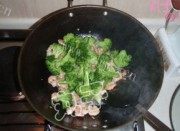 虾仁炒西兰花做法图解7)