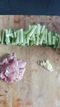 特下饭的蒜苔炒肉片做法图解2)