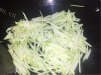 美味营养的清炒西葫芦做法图解3)