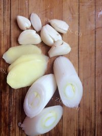 家常菜土豆烧鸡腿做法图解3)