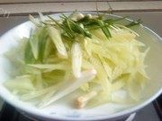 好吃的莴笋炒肉丝做法图解1)