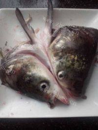 滋补的鱼头豆腐汤做法图解1)