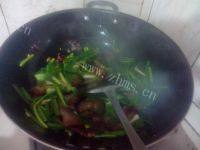 家常菜蒜苗炒腊肉做法图解15)