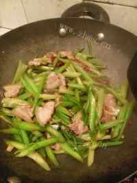 家常菜芹菜炒肉片做法图解6)
