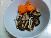 冬菇焖鸡做法图解2)