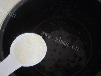 诱人的黑米红豆粥做法图解5)