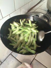美味的东北芸豆炖排骨做法图解4)