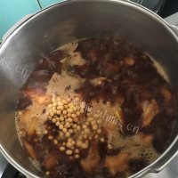 诱人的黄豆焖猪蹄做法图解8)