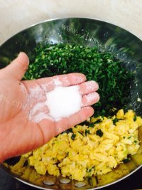 特下饭的韭菜鸡蛋煎饺做法图解5)