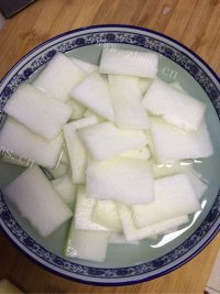 美味的鲜虾冬瓜汤做法图解2)