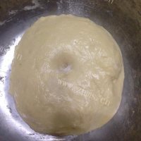 自制豆沙卷面包做法图解7)