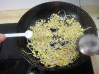 家常菜黄豆芽炒肉片做法图解8)